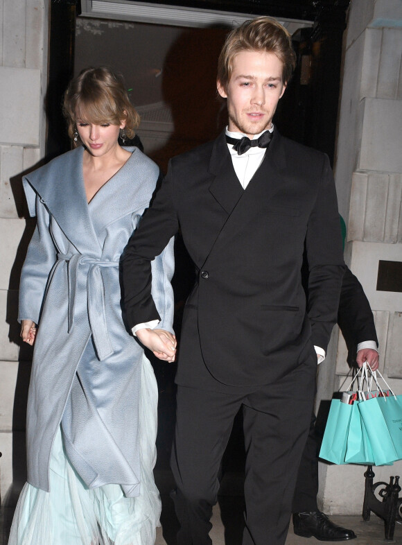 Taylor Swift et son compagnon Joe Alwyn main dans la main à la sortie de l'after party des BAFTA Awards à Londres, le 10 février 2019.