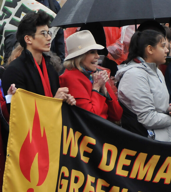 Jane Fonda assiste à la manifestation "Fire Drill Friday" à Washington, le 22 novembre 2019. L'actrice âgée de 81 ans qui s'est installée à Washington pour lutter contre le changement climatique a promis de manifester sur les marches du bâtiment du Capitole tous les vendredis jusqu'à fin janvier.