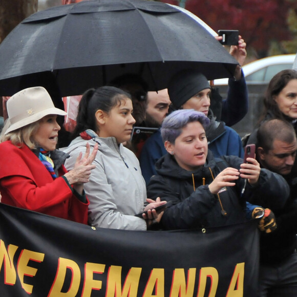 Jane Fonda assiste à la manifestation "Fire Drill Friday" à Washington, le 22 novembre 2019. L'actrice âgée de 81 ans qui s'est installée à Washington pour lutter contre le changement climatique a promis de manifester sur les marches du bâtiment du Capitole tous les vendredis jusqu'à fin janvier.