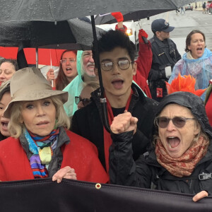 Jane Fonda assiste à la manifestation "Fire Drill Friday" à Washington, le 22 novembre 2019. L'actrice âgée de 81 ans qui s'est installée à Washington pour lutter contre le changement climatique a promis de manifester sur les marches du bâtiment du Capitole tous les vendredis jusqu'à fin janvier.