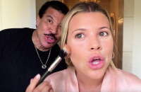 Lionel Richie s'incruste dans la vidéo "Beauty Secrets" de sa fille Sofia Richie pour Vogue. Décembre 2019.