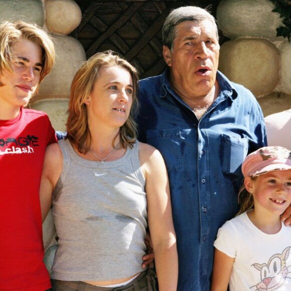 Jean-Pierre Castaldi avec sa femme Corinne et leurs enfants Giovanni et Paola au Parc Astérix, à Paris, le 18 juin 2005.