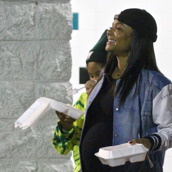 Exclusif - Christina Milian, enceinte, quitte la patinoire Northridge Skateland à Los Angeles, le 21 décembre 2019.