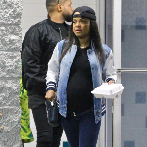 Exclusif - Christina Milian, enceinte, quitte la patinoire Northridge Skateland à Los Angeles, le 21 décembre 2019.