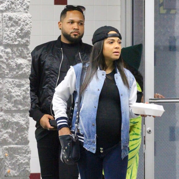 Exclusif - Christina Milian, enceinte, quitte la patinoire Northridge Skateland à Los Angeles, le 21 décembre 2019.