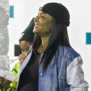 Exclusif - Christina Milian, enceinte, quitte la patinoire Northridge Skateland à Los Angeles, le 21 décembre 2019.