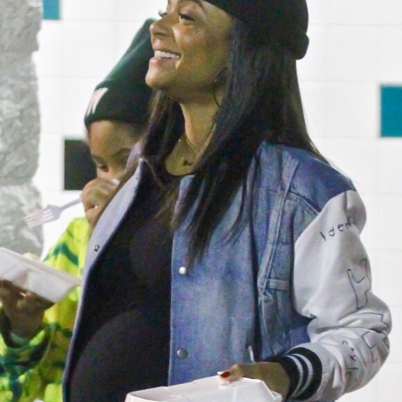 Exclusif - Christina Milian, enceinte, quitte la patinoire Northridge Skateland à Los Angeles, le 21 décembre 2019.