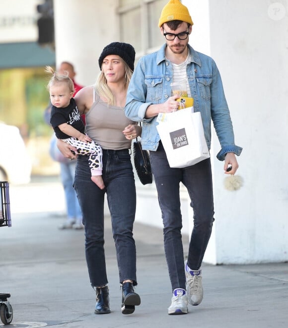Hilary Duff, son compagnon Matthew Koma et leur fille Banks Violet Duff se promènent à Los Angeles, le 31 octobre 2019.