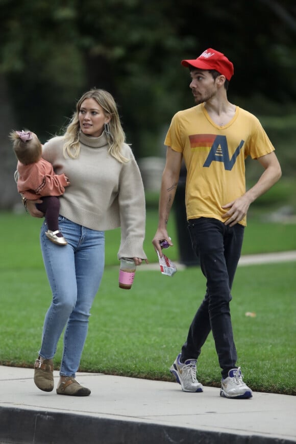 Exclusif - Hilary Duff se promène avec son compagnon Matthew Koma et sa fille Banks Violet Bair au parc de Cold Water dans le quartier de Beverly Hills à Los Angeles. Le 27 septembre 2019
