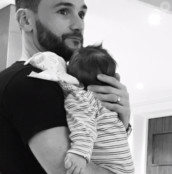 Le footballeur Hugo Lloris et son fils de trois mois, Léandro. Décembre 2019.