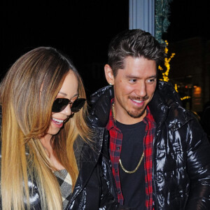 Mariah Carey et son compagnon Bryan Tanaka, main dans la main, font du shopping notamment chez Gucci pendant leurs vacances à Aspen, le 22 décembre 2019.