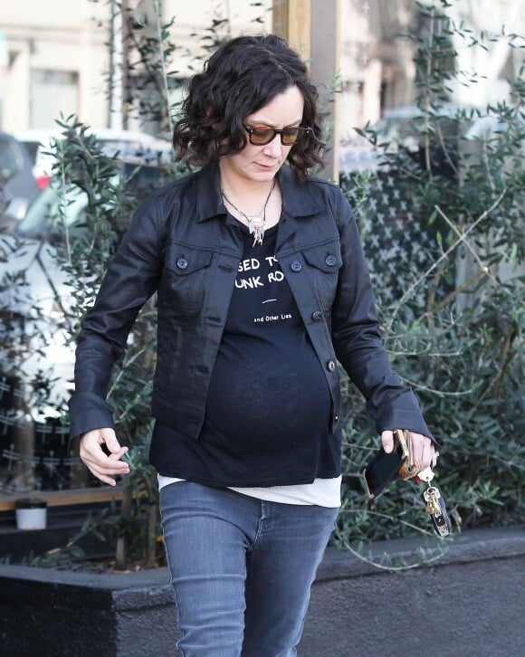 Exclusif - Sara Gilbert enceinte fait du shopping à West Hollywood, le 11 février 2015. 