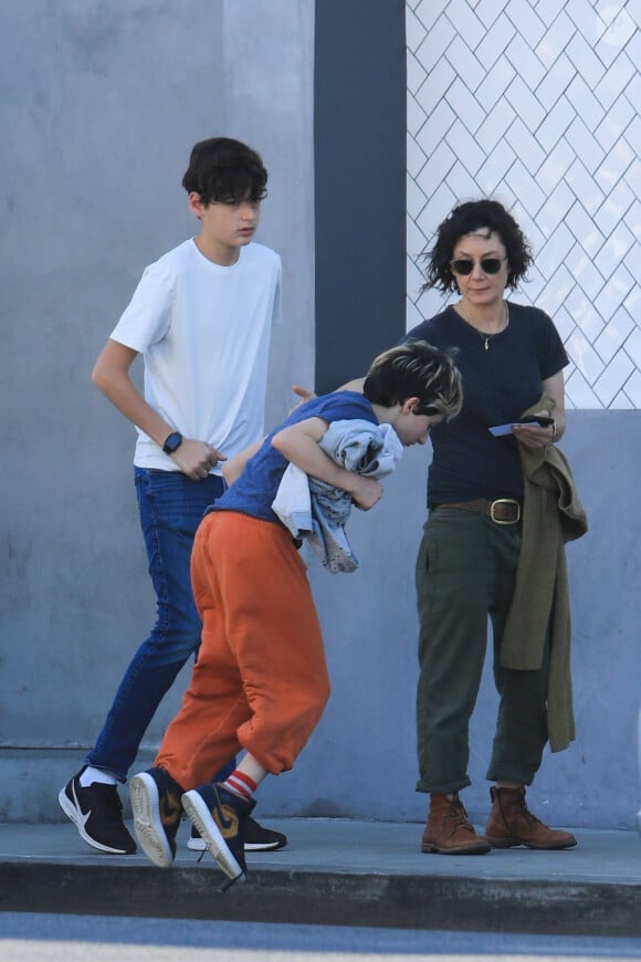 Exclusif - Sara Gilbert emmène ses enfants Sawyer et Levi chez Crossroads Kitchen à West Hollywood, Los Angeles, le 16 novembre 2019.