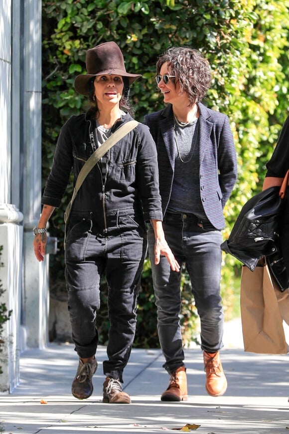 Exclusif - Sara Gilbert et sa femme Linda Perry se promènent dans les rues de West Hollywood, le 11 octobre 2019.