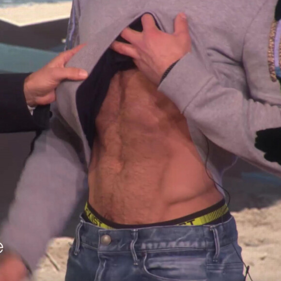 Zac Effron compare ses abdominaux à ceux de sa statue en cire sur le plateau de l'émission télévisée the Ellen Show. Il n'a jamais été au musée Madame Thussauds pour regarder la statue en cire du personnage qu'il interprète dans le film Alerte à Malibu donc l'animatrice Ellen DeGeneres l'a fait parvenir sur le plateau de son émission. Il est revenu sur sa transformation physique pour ce rôle, très controversé, il interprète un tueur en série ultra sexy.
