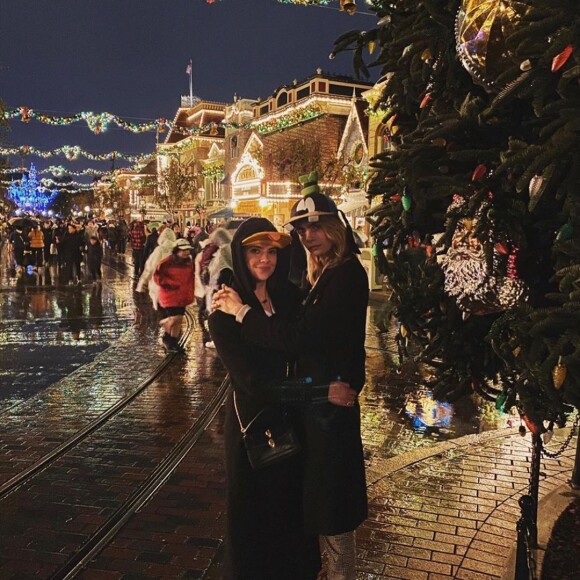 Cara Delevingne et son épouse Ashley Benson, le 29 décembre 2019 à Disneyland.