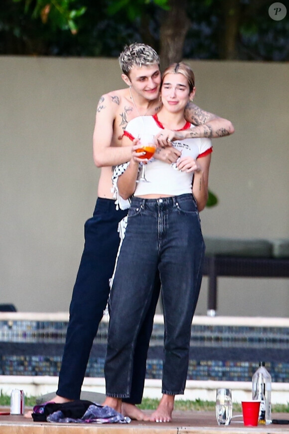La chanteuse Dua Lipa et son compagnon Anwar Hadid passent les fêtent de fin d'année au Bord d'une piscine à Miami le 30 décembre 2019.