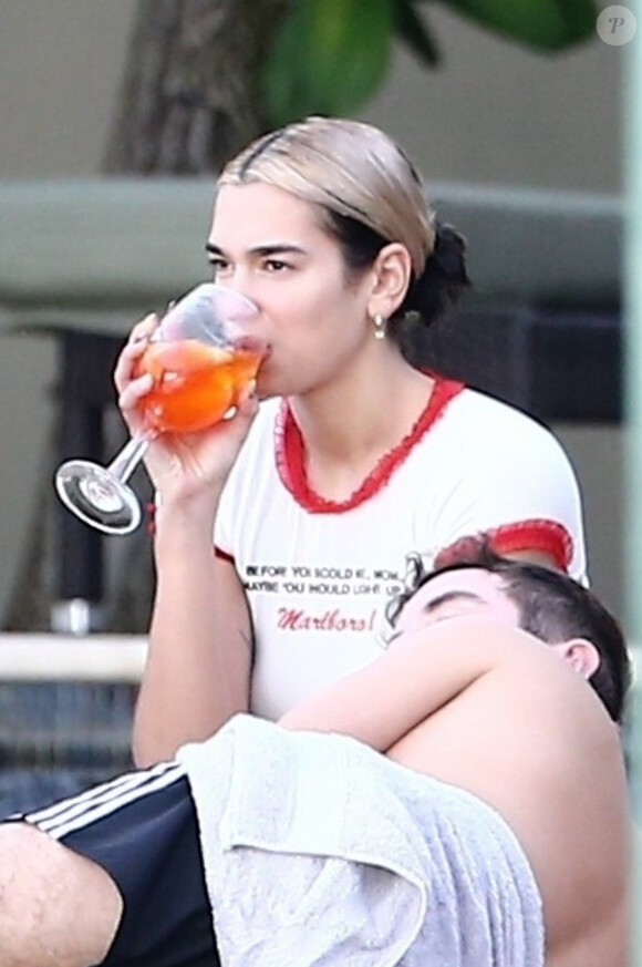 La chanteuse Dua Lipa et son compagnon Anwar Hadid passent les fêtent de fin d'année au Bord d'une piscine à Miami le 30 décembre 2019.