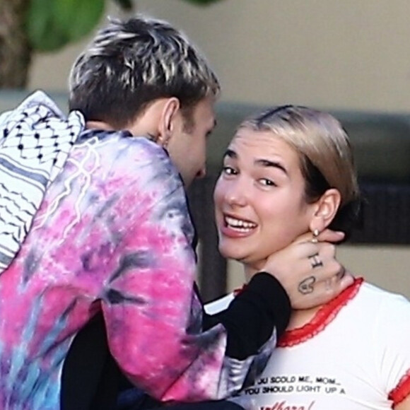 La chanteuse Dua Lipa et son compagnon Anwar Hadid passent les fêtent de fin d'année au Bord d'une piscine à Miami le 30 décembre 2019.