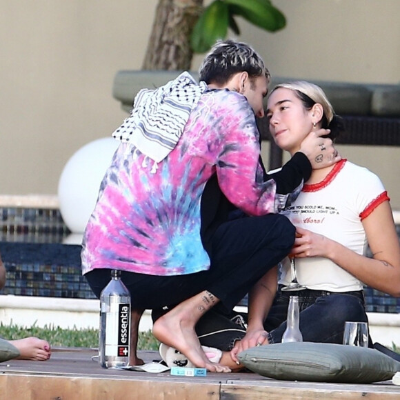La chanteuse Dua Lipa et son compagnon Anwar Hadid passent les fêtent de fin d'année au Bord d'une piscine à Miami le 30 décembre 2019.