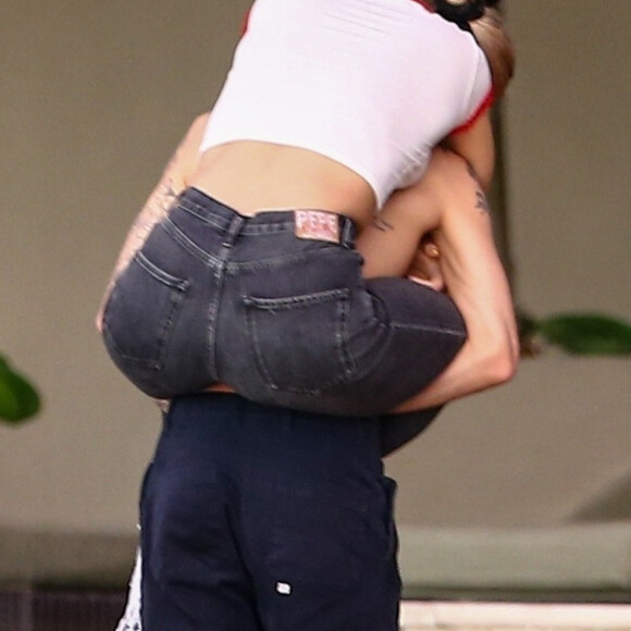 La chanteuse Dua Lipa et son compagnon Anwar Hadid passent les fêtent de fin d'année au Bord d'une piscine à Miami le 30 décembre 2019.