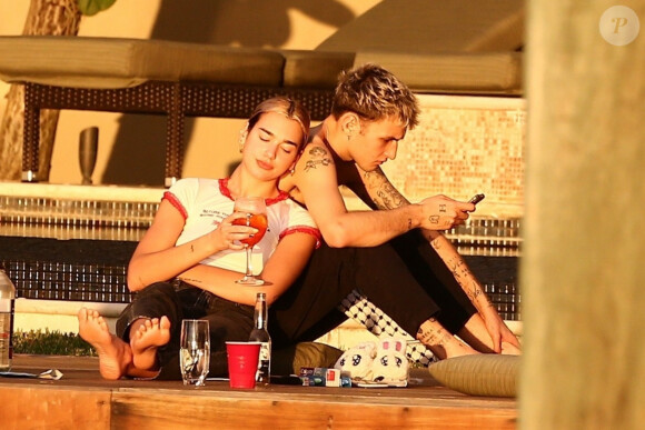 La chanteuse Dua Lipa et son compagnon Anwar Hadid passent les fêtent de fin d'année au Bord d'une piscine à Miami le 30 décembre 2019.