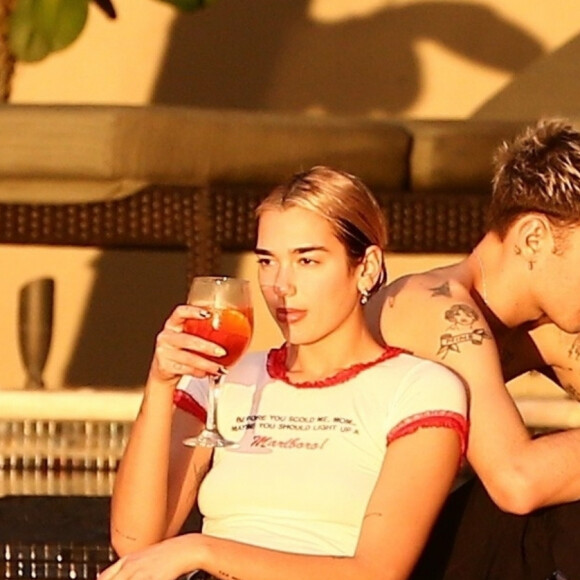 La chanteuse Dua Lipa et son compagnon Anwar Hadid passent les fêtent de fin d'année au Bord d'une piscine à Miami le 30 décembre 2019.