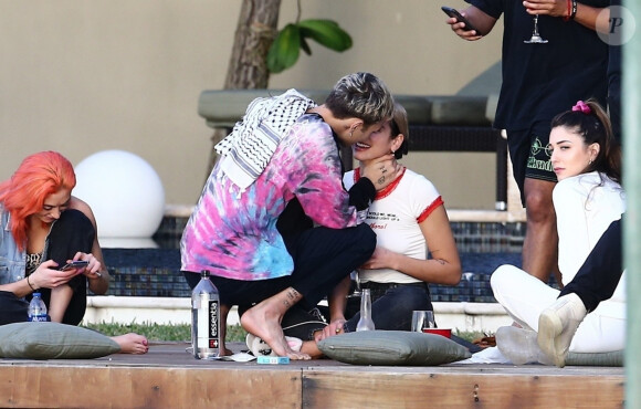 La chanteuse Dua Lipa et son compagnon Anwar Hadid passent les fêtent de fin d'année au Bord d'une piscine à Miami le 30 décembre 2019.