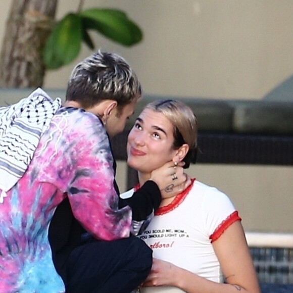 La chanteuse Dua Lipa et son compagnon Anwar Hadid passent les fêtent de fin d'année au Bord d'une piscine à Miami le 30 décembre 2019.