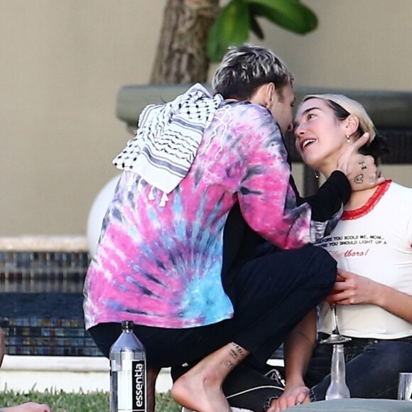 La chanteuse Dua Lipa et son compagnon Anwar Hadid passent les fêtent de fin d'année au Bord d'une piscine à Miami le 30 décembre 2019.