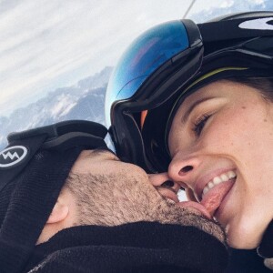 Ilona Smet et son compagnon Kamran s'embrassent. Vacances à Couchevel, le 15 décembre 2019.