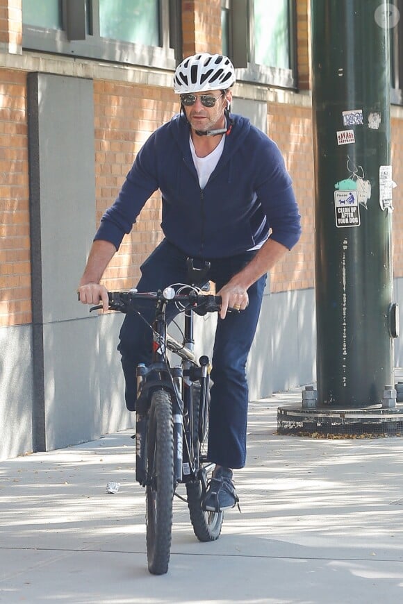 Hugh Jackman fait du vélo dans le quartier de Tribeca à New York, le 19 septembre 2019