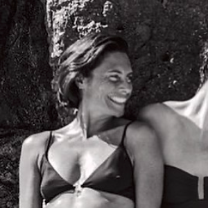 Alessandra Sublet pose en maillot de bain avec sa soeur, sur Instagram le 31 décembre 2019.