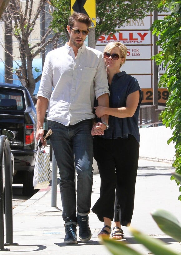 Jennie Garth et son mari David Abrams se rendent dans la boutique Marshall avant d'aller déjeuner à Los Angeles, le 22 avril 2016.