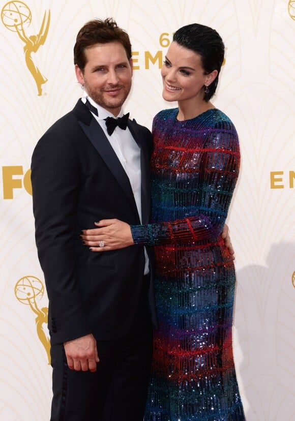 Jaimie Alexander et son fiancée Peter Facinelli au Photocall des 67e Emmy Awards à Los Angeles le 20 septembre 2015.