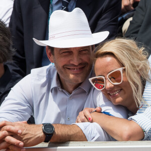 Elodie Gossuin et son mari Bertrand Lacherie dans les tribunes lors des internationaux de tennis de Roland Garros à Paris, France, le 4 juin 2019. © Jacovides-Moreau/Bestimage