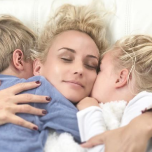 Élodie Gossuin tenant dans ses bras Léonard et Joséphine, sur Instagram le 5 octobre 2019.