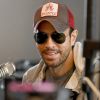 Enrique Iglesias pose dans les studios de la radio Hits à Hollywood en Floride, le 3 mai 2018.