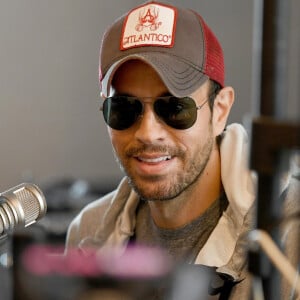 Enrique Iglesias pose dans les studios de la radio Hits à Hollywood en Floride, le 3 mai 2018.