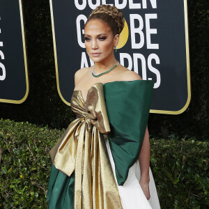 Jennifer Lopez, habillée d'une robe Haute Couture Valentino (collection "Beijing"), assiste à la 77ème cérémonie annuelle des Golden Globe Awards au Beverly Hilton Hotel à Los Angeles, le 5 janvier 2020.