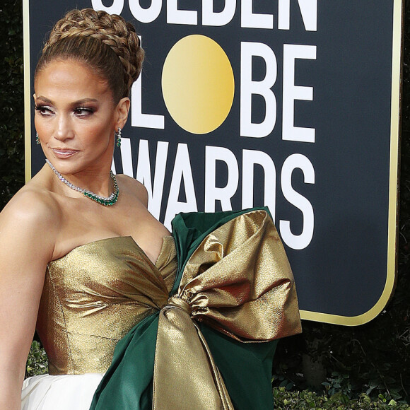 Jennifer Lopez, habillée d'une robe Haute Couture Valentino (collection "Beijing"), assiste à la 77ème cérémonie annuelle des Golden Globe Awards au Beverly Hilton Hotel à Los Angeles, le 5 janvier 2020.
