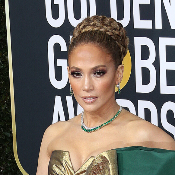 Jennifer Lopez, habillée d'une robe Haute Couture Valentino (collection "Beijing"), assiste à la 77ème cérémonie annuelle des Golden Globe Awards au Beverly Hilton Hotel à Los Angeles, le 5 janvier 2020.