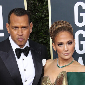 Alex Rodriguez et sa fiancée Jennifer Lopez assistent à la 77ème cérémonie annuelle des Golden Globe Awards au Beverly Hilton Hotel à Los Angeles, le 5 janvier 2020.