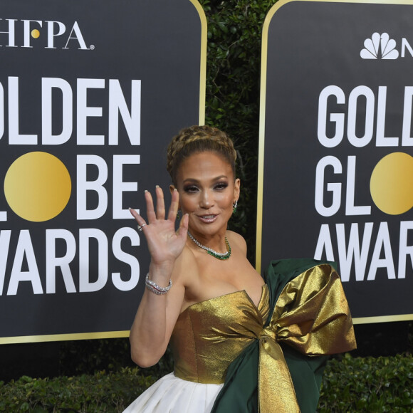 Jennifer Lopez, habillée d'une robe Haute Couture Valentino (collection "Beijing"), assiste à la 77ème cérémonie annuelle des Golden Globe Awards au Beverly Hilton Hotel à Los Angeles, le 5 janvier 2020.