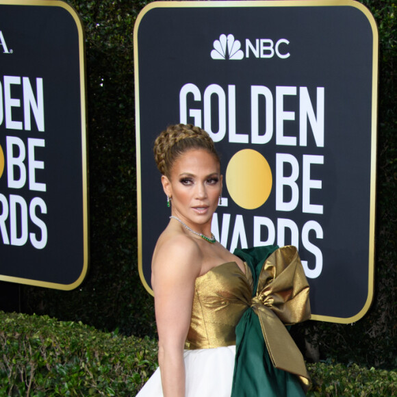 Jennifer Lopez, habillée d'une robe Haute Couture Valentino (collection "Beijing"), assiste à la 77ème cérémonie annuelle des Golden Globe Awards au Beverly Hilton Hotel à Los Angeles, le 5 janvier 2020.