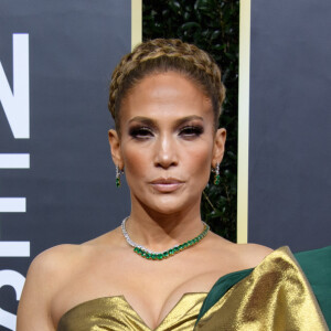 Jennifer Lopez, habillée d'une robe Haute Couture Valentino (collection "Beijing"), assiste à la 77ème cérémonie annuelle des Golden Globe Awards au Beverly Hilton Hotel à Los Angeles, le 5 janvier 2020.