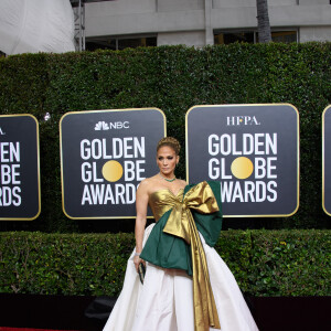 Jennifer Lopez, habillée d'une robe Haute Couture Valentino (collection "Beijing"), assiste à la 77ème cérémonie annuelle des Golden Globe Awards au Beverly Hilton Hotel à Los Angeles, le 5 janvier 2020.