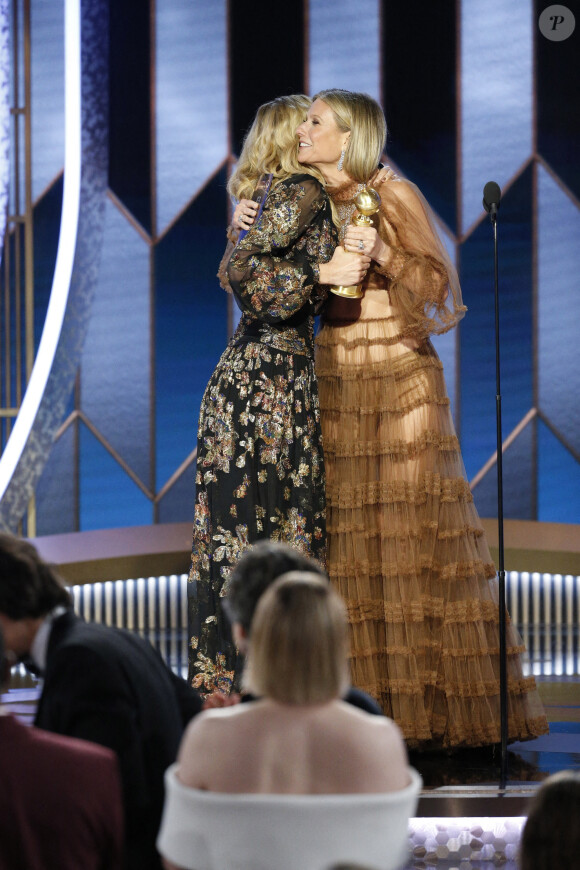 Laura Dern et Gwyneth Paltrow assistent à la 77ème cérémonie annuelle des Golden Globe Awards au Beverly Hilton Hotel à Los Angeles, le 5 janvier 2020.