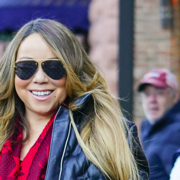 Exclusif - Mariah Carey et son compagnon Bryan Tanaka sont allés faire des courses de dernières minutes avant d'aller réveillonner dans le restaurant 'French Alpine Bistro' à Aspen dans le Colorado, le 24 décembre 2019.