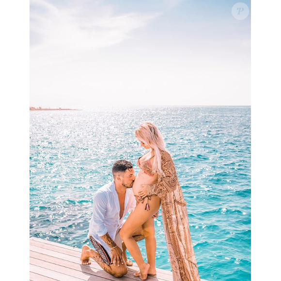 Carla Moreau et Kevin Guedj fous amoureux à la plage, sur Instagram, le 27 mai 2019
